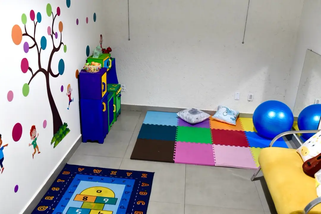 Sala de terapia infantil organizada, que representa una clínica con procesos que funcionan incluso sin el dueño presente