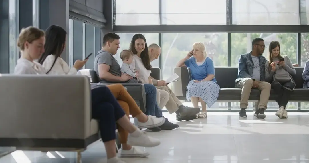 Sala de espera llena de pacientes, que representa el costo de las faltas sin aviso en la agenda de la clínica